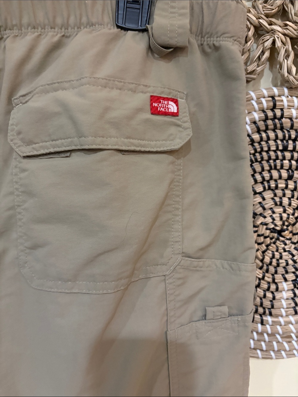 Men's North Face hiking pants tan. Convertible. Large short 29” inseam - Picture 9 of 13
